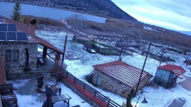 Χιόνια σε Πάρνηθα και Ιπποκράτειο Πολιτεία – Στα λευκά «ντύθηκαν» χωριά της Εύβοιας και η δυτική Μακεδονία