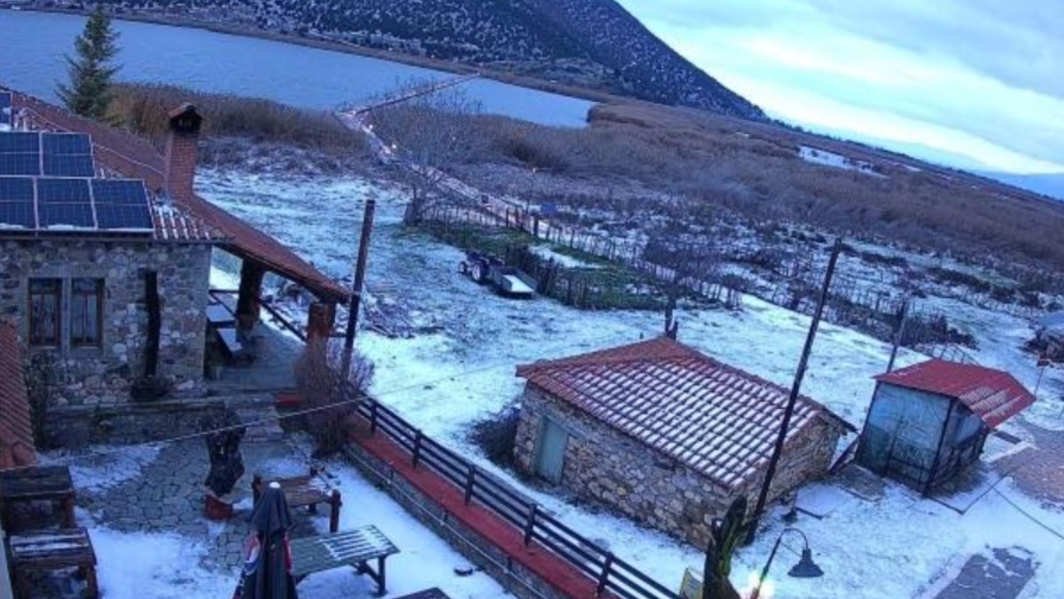 Χιόνια σε Πάρνηθα και Ιπποκράτειο Πολιτεία – Στα λευκά «ντύθηκαν» χωριά της Εύβοιας και η δυτική Μακεδονία