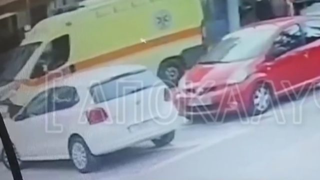 Χολαργός: Η στιγμή που ο 14χρονος διακομίζεται στο νοσοκομείο με ασθενοφόρο μετά τις μαχαιριές