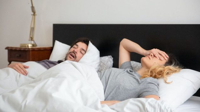 Ξεχωριστά δωμάτια για ζευγάρια: Πώς ο ύπνος σε διαφορετικούς χώρους μπορεί να βελτιώσει τη σχέση