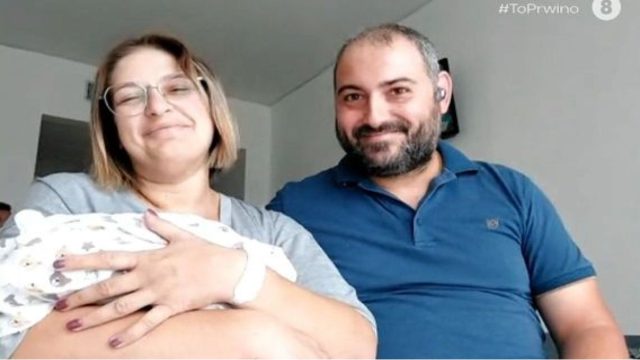 «Είχαμε το άγχος να ακούσουμε το μωρό να κλαίει»: Συγκινεί το ζευγάρι από το Ηράκλειο – Η γυναίκα γέννησε μέσα στο αυτοκίνητο