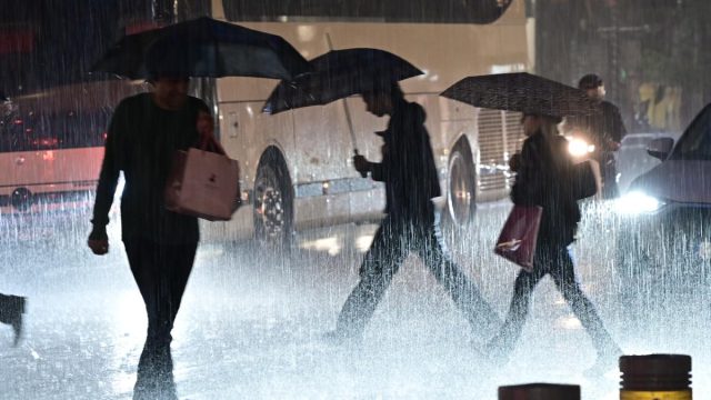 Στο έλεος της κακοκαιρίας η Αττική: «Μαύρισε» ο ουρανός – Πώς θα εξελιχθούν τα φαινόμενα