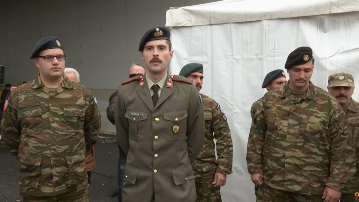Στρατιώτης καταγγέλλει αποπομπή για ομιλία σε συγκέντρωση: Η ανακοίνωση του ΚΚΕ και το ιστορικό παραπτωμάτων.