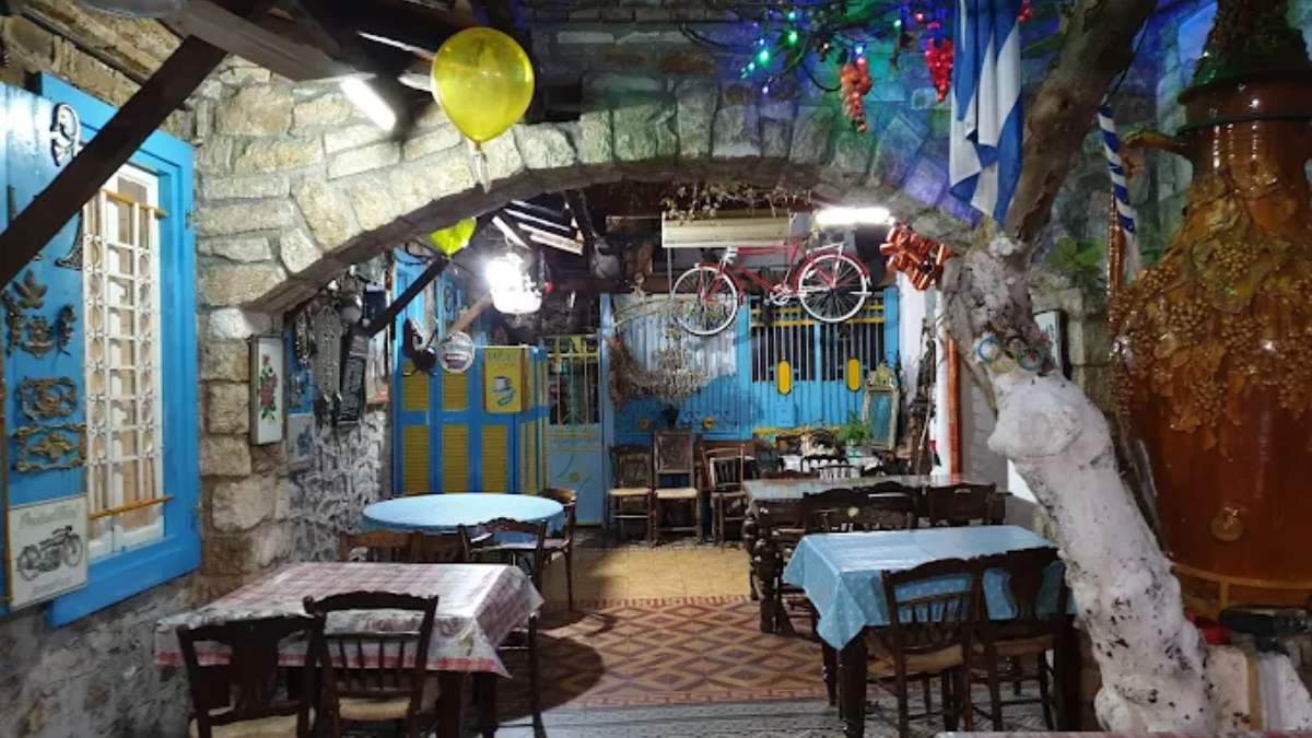 Το ιστορικό κουτούκι στον Πειραιά που μαγειρεύει μόνο σε τηγάνι και κάρβουνα