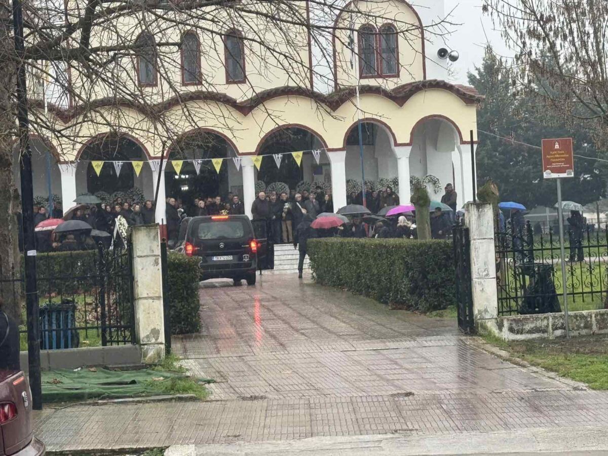 Πλήθος κόσμου έχει συγκεντρωθεί για το τελευταίο αντίο στην 56χρονη
