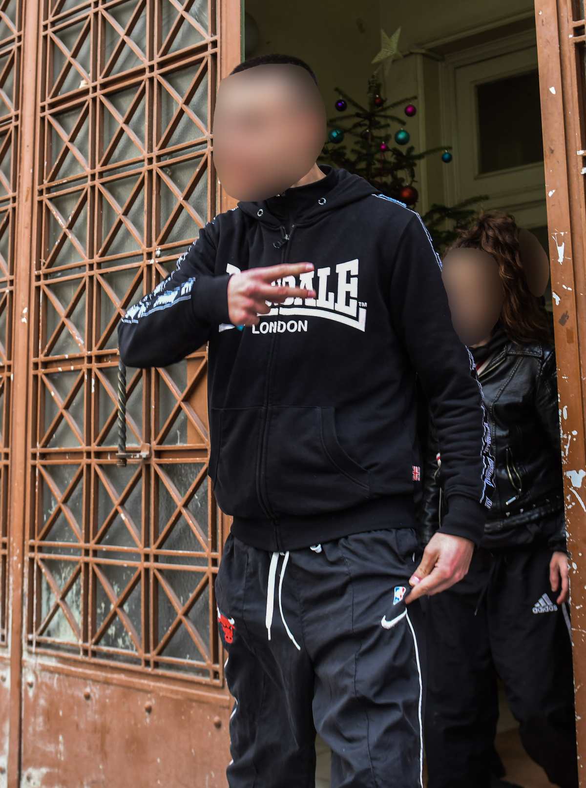 Ο 16χρονος δράστης έκανε το σήμα της ειρήνης στις κάμερες