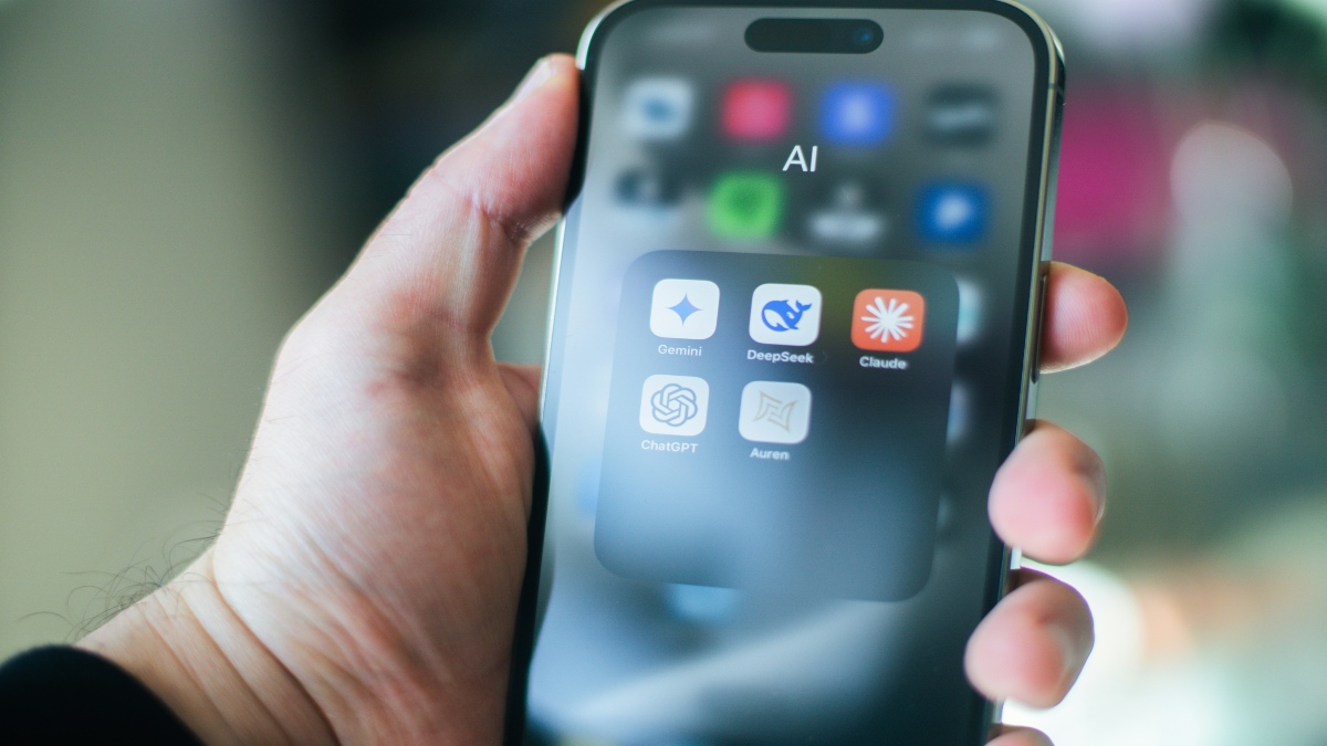 Στιγμιότυπο οθόνης smartphone με διάφορες εφαρμογές τεχνητής νοημοσύνης (AI)