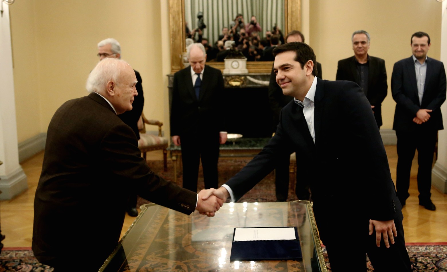 Σαν σήμερα, 26 Ιανουαρίου  2015: Σχηματίζεται κυβέρνηση συνεργασίας ΣΥΡΙΖΑ – ΑΝΕΛ και ο Αλέξης Τσίπρας ορκίζεται πρωθυπουργός με πολιτικό όρκο
