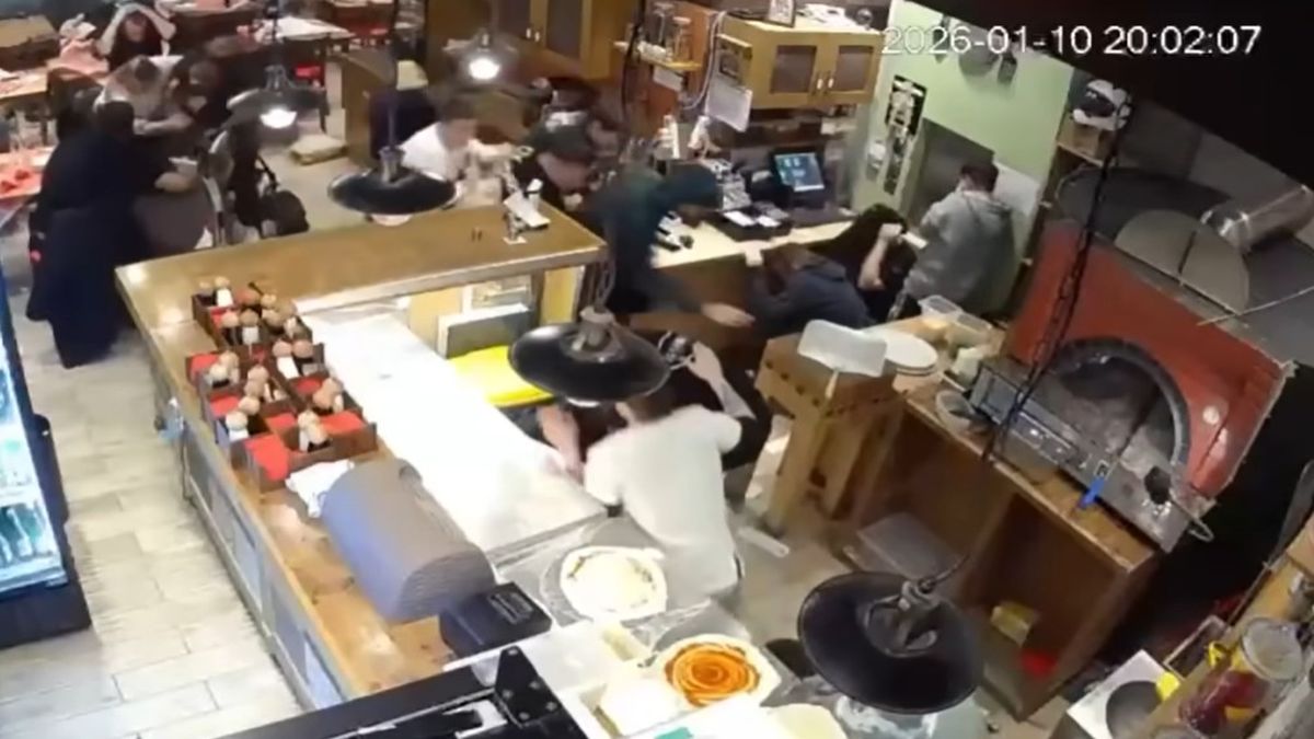 Εικόνες θρίλερ στην Αλεξανδρούπολη: Η στιγμή που ανεμοστρόβιλος χτυπάει εστιατόριο γεμάτο με κόσμο
