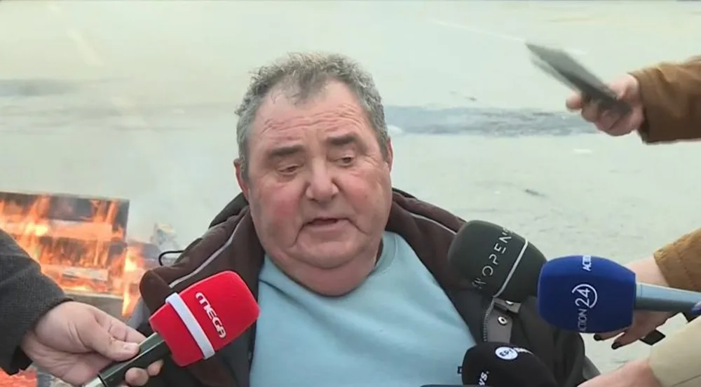 Ο Κώστας Ανεστίδης, εκπρόσωπος αγροτών, δίνει συνέντευξη σε ελληνικά τηλεοπτικά κανάλια