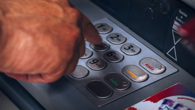 Λιγότερη εφορία, περισσότερα καθαρά: Το «ψαλίδι» στην παρακράτηση φέρνει αυξήσεις έως 378 ευρώ το μήνα στους μισθωτούς