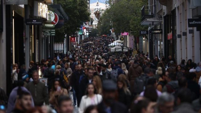 Φορολογική «θηλιά» στην εργασία: Γιατί οι Έλληνες παραμένουν οι πιο επιβαρυμένοι στην Ευρώπη