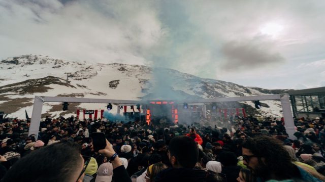 Φτερόλακκα: Το «Snow Rave» του Παρνασσού που έγινε viral – Γιατί όλο το TikTok μιλάει για τα πάρτι στα χιόνια