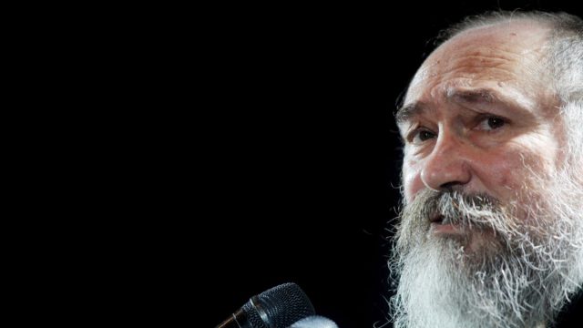 Τζίμης Πανούσης: Οκτώ χρόνια χωρίς τον «Τζιμάκο» – Η αιχμηρή κληρονομιά του τελευταίου αντάρτη της σάτιρας
