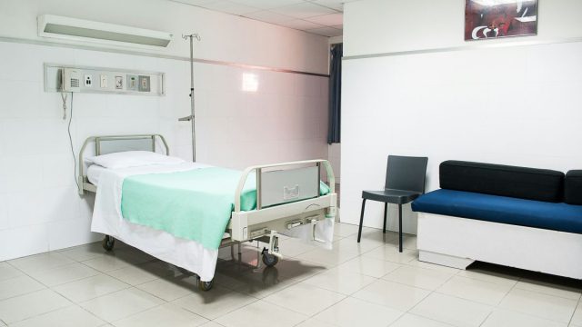 Γρίπη Α: «Οι εμβολιασμένοι δε θα κάνουν 41 πυρετό» – Τα ύποπτα συμπτώματα και μαζικές εισαγωγές στα νοσοκομεία