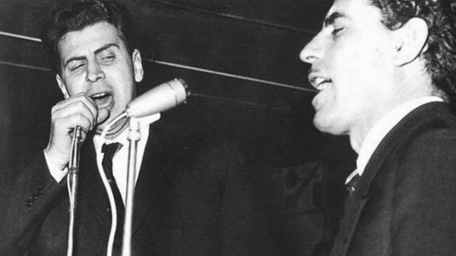 Η γέννηση της «Ρωμιοσύνης»: Όταν ο Μίκης Θεοδωράκης μετέτρεψε την καταστολή σε αθάνατη μουσική