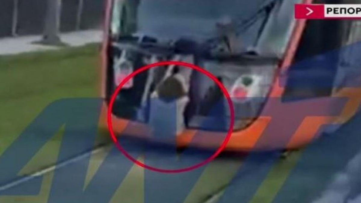 Επικίνδυνο «παιχνίδι» με τον θάνατο στα Νότια Προάστια: Ανήλικος κρεμόταν από το τραμ για ένα challenge