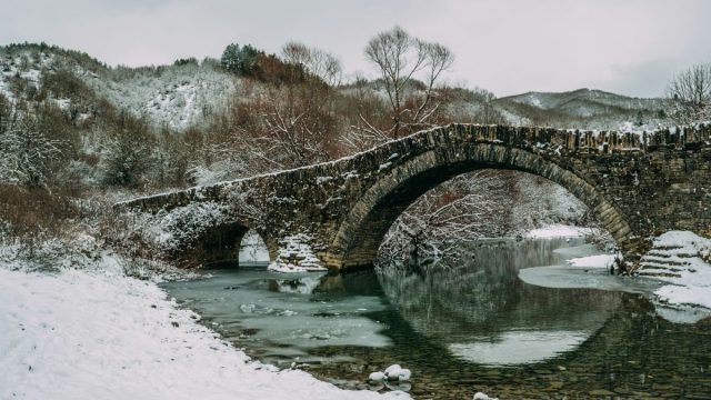 Καιρός: Λευκός «πολιορκητικός κλοιός» στην Ελλάδα – Πανέμορφες εικόνες από Βίλια Αττικής, Φλώρινα, Ναυπακτία και Καλάβρυτα – Η ακτινογραφία της κακοκαιρίας