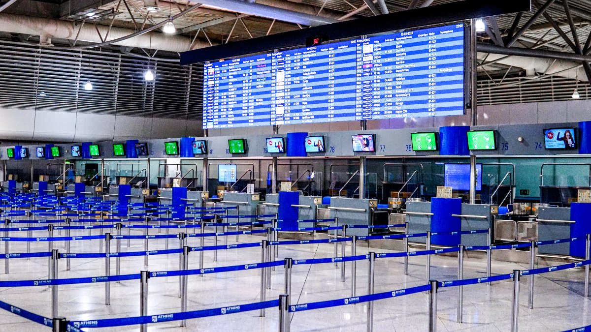 Έκλεισε το FIR Αθηνών λόγω τεχνικού ζητήματος στις ραδιοσυχνότητες – Αδύνατες προσγειώσεις και απογειώσεις στα ελληνικά αεροδρόμια