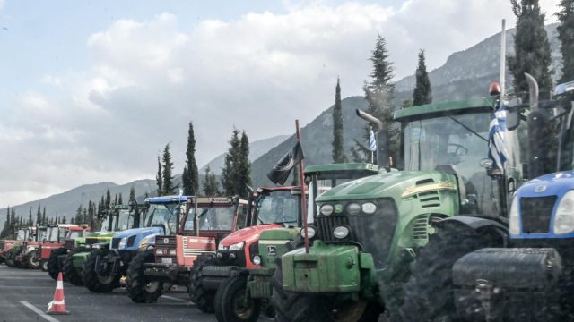 Αγρότες: Ώρα μηδέν για τις κυβερνητικές ανακοινώσεις – Παραμένουν στα μπλόκα παρά το τελεσίγραφο