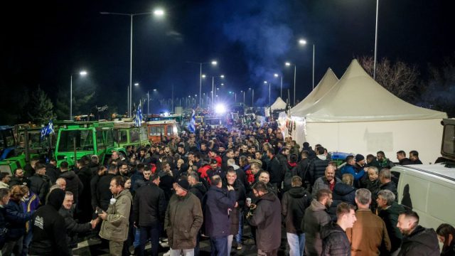 Κυβέρνηση προς αγρότες: Διάλογος χωρίς αποκλεισμούς και συνάντηση με τους υπουργούς – Ανοιχτό το ενδεχόμενο επαφής με Μητσοτάκη