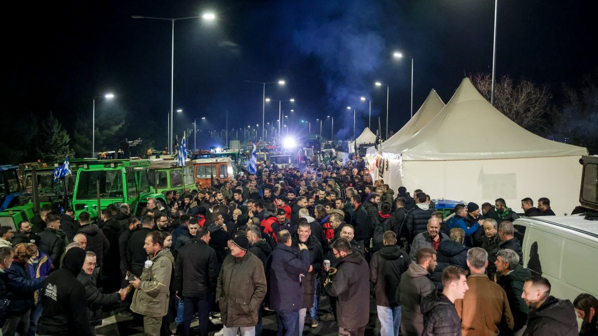 Κυβέρνηση προς αγρότες: Διάλογος χωρίς αποκλεισμούς και συνάντηση με τους υπουργούς – Ανοιχτό το ενδεχόμενο επαφής με Μητσοτάκη