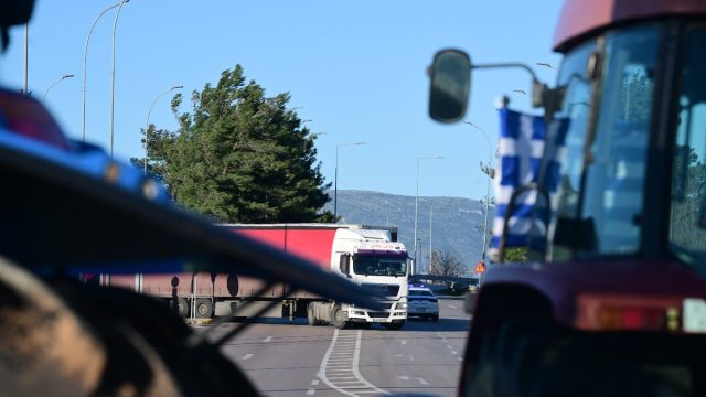 «Έκλεισε» η συνάντηση Μητσοτάκη – αγροτών την Τρίτη: Οι προϋποθέσεις της κυβέρνησης εν μέσω μπλόκων