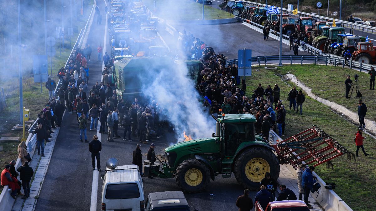 Οι αγρότες λένε «ναι» στον διάλογο με το Μαξίμου – Ανοίγουν οι δρόμοι, παραμένουν τα τρακτέρ