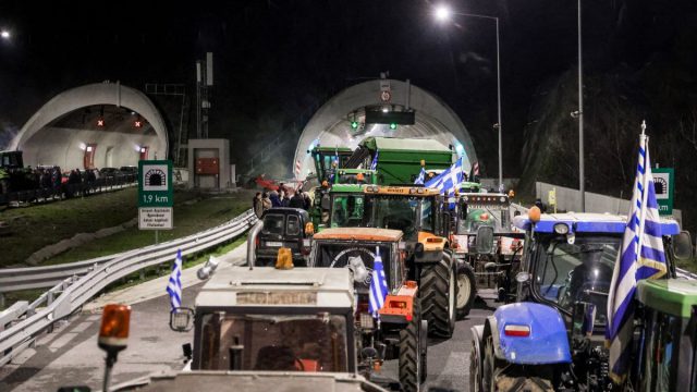 Παραμένουν κλειστές οι σήραγγες στα Τέμπη – Έτοιμοι για συνάντηση με τον Μητσοτάκη οι αγρότες