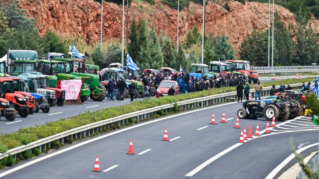 Αγρότες λένε «Ναι» στον διάλογο αλλά «Όχι» σε συλλαλητήριο – Τα τρακτέρ παραμένουν στους δρόμους
