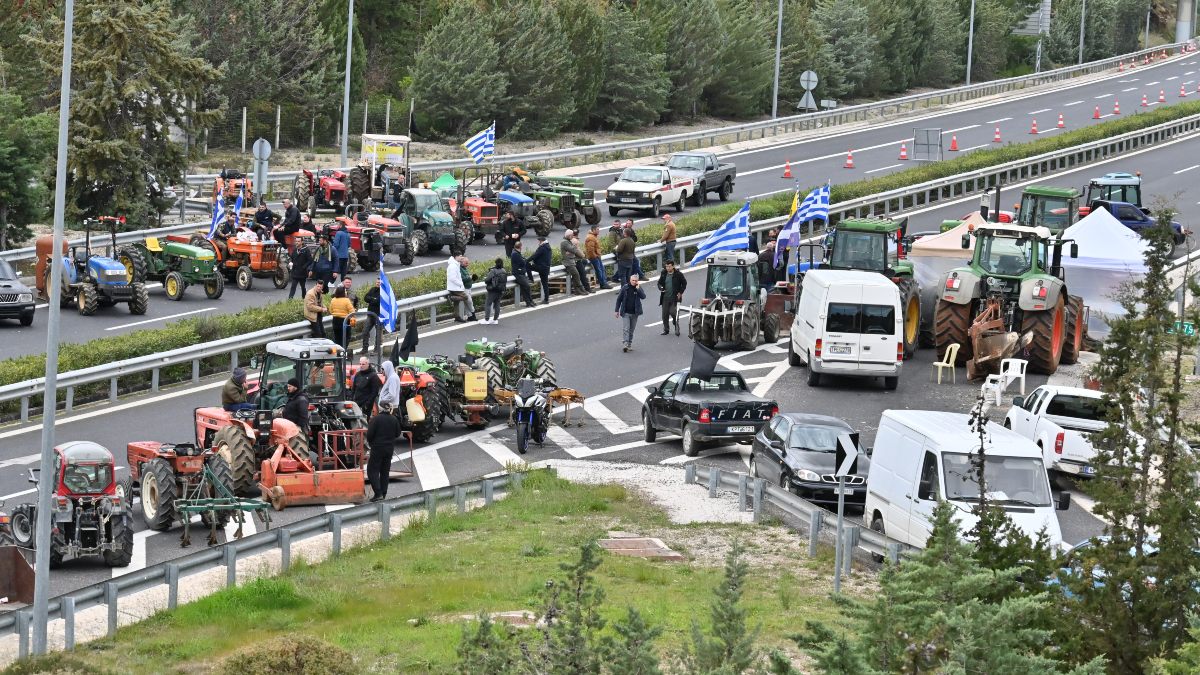 Αγρότες: «Δεν πάμε στο τραπέζι της διαπραγμάτευσης σαν ζητιάνοι» – Πού παραμένουν τα μπλόκα