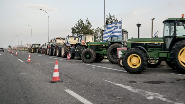 Αγρότες: Η κυβέρνηση παίζει το τελευταίο της χαρτί – Πρόστιμα έως 350 ευρώ για να φύγουν τα τρακτέρ