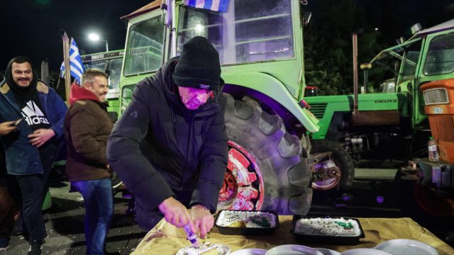 Αγρότες: Άλλαξαν χρόνο στα μπλόκα για πρώτη φορά – Έκοψαν βασιλόπιτες, έψησαν και χόρεψαν