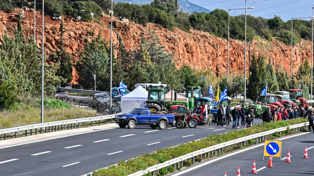 Αγρότες σε επιφυλακή, κυβέρνηση υπό πίεση: Κλιμάκωση προ των πυλών με 48ωρους αποκλεισμούς