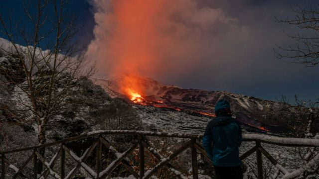 Πύρινο «ξύπνημα» για την Αίτνα: Η λάβα «έπνιξε» τις πλαγιές του ηφαιστείου – Δείτε εικόνες και βίντεο