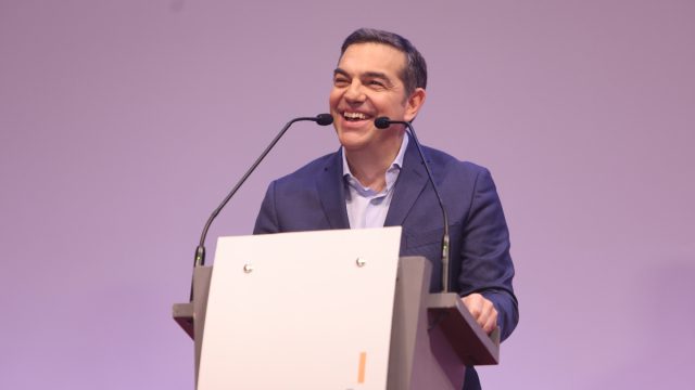 «Μεταγραφή αεροδρομίου» ο Τσίπρας – Συμφωνία με κορυφαίο στέλεχος του ΠΑΣΟΚ