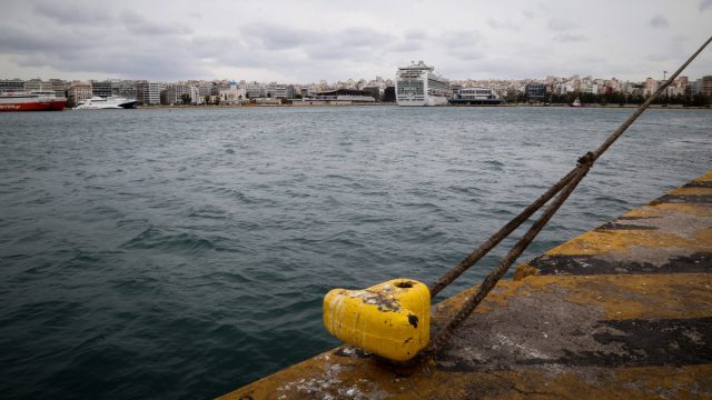 Θαλάσσια και εναέρια προβλήματα: Πτήση για Σάμο επέστρεψε στην Αθήνα – Σε ισχύ απαγορευτικά απόπλου