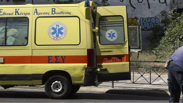Σοβαρό τροχαίο στον Βύρωνα: Μοτοσικλέτα έπεσε πάνω σε αυτοκίνητο που φέρεται να «έκαψε» STOP