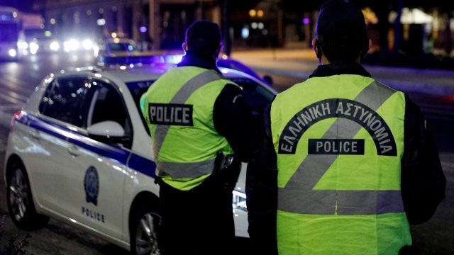 Τρελή πορεία στην Κηφισιά: Μεθυσμένος οδηγός έπεσε σε 7 οχήματα και δέντρο