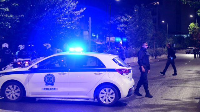 Θεσσαλονίκη: 43χρονος παρενόχλησε 20χρονη μέσα σε μπαρ κι εκείνη τον έδειρε μαζί με τον σύντροφό της