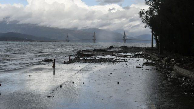 Αχαΐα: Ισχυρή κακοκαιρία – Η θάλασσα βγήκε στη στεριά στο Ρίο και προκαλεί προβλήματα στην κυκλοφορία