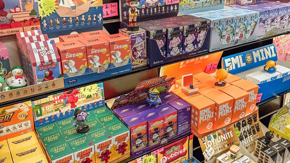 Blind Boxes: Η νέα «τρέλα» του λιανεμπορίου – Πληρώνετε για ένα κουτί χωρίς να ξέρετε τι έχει μέσα