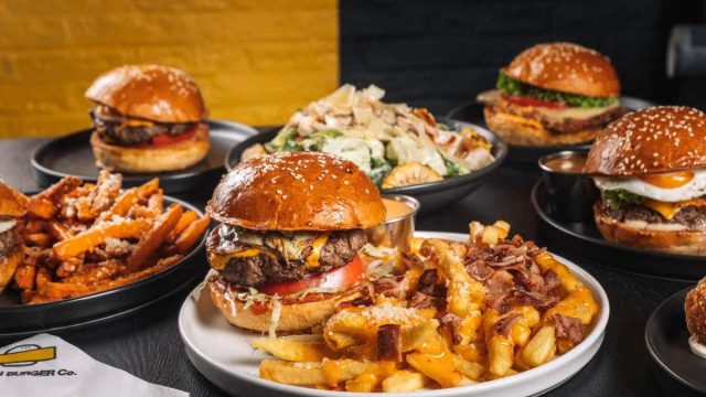 Urban Burger Co: Το viral cheeseburger των 6,10 ευρώ που «γκρέμισε» το TikTok ήρθε στην Αθήνα