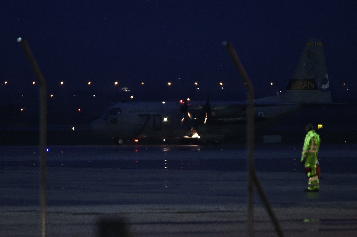 Στο αεροδρόμιο «Μακεδονία» το C-130 με τις σορούς των επτά οπαδών του ΠΑΟΚ