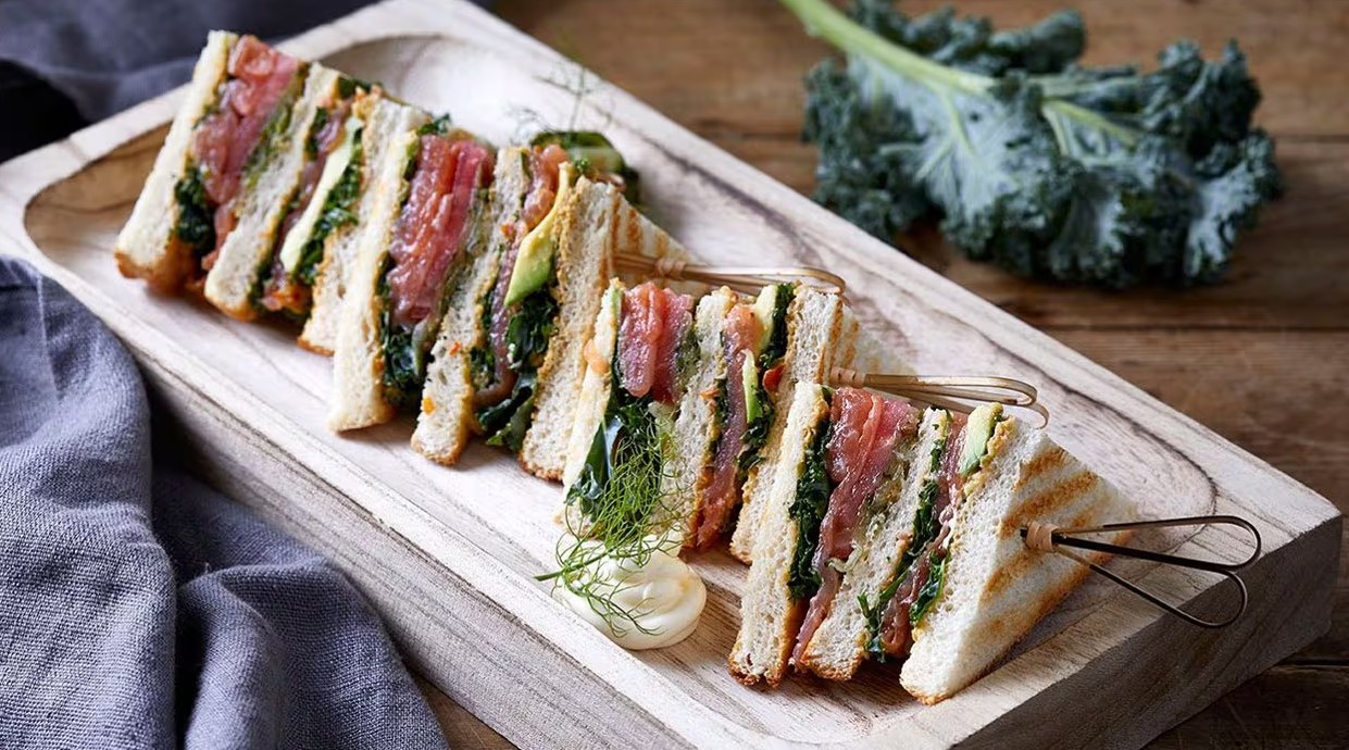 Four Seasons Astir Palace Club Sandwich με Καπνιστό Σολομό