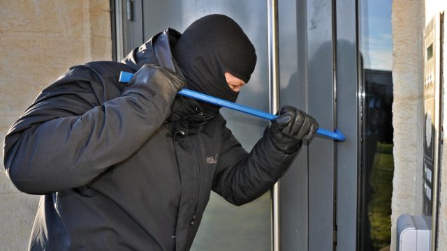 Άγιοι Ανάργυροι: Συνελήφθη διαρρήκτης επειδή έπεσε από ταράτσα σπιτιού που είχε εισβάλει