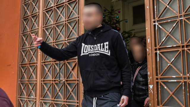 Σέρρες: Η κίνηση του 16χρονου που εξόργισε – Το σήμα της ειρήνης στις κάμερες και το «ντου» του αδελφού του