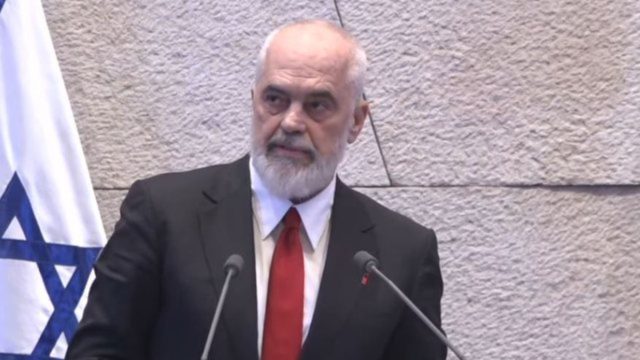 Έντι Ράμα: Είμαι Καθολικός, η γυναίκα μου Μουσουλμάνα, τα δύο παιδιά μας Ορθόδοξα, το μικρότερο μπορεί να γίνει Ιουδαίος