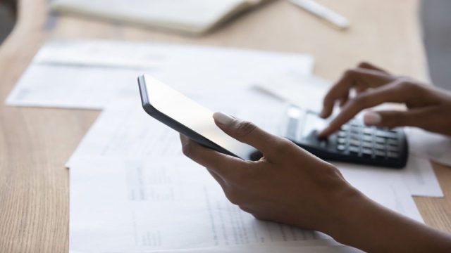 Ποια εισοδήματα και παροχές των μισθωτών και συνταξιούχων δεν πιάνει το «ραντάρ» της εφορίας