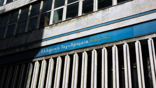Βριλήσσια: Άνδρας τσακώθηκε με υπάλληλο των ΕΛΤΑ και τον παρέσυρε με το αυτοκίνητο – Γιατί οι μικρές αφορμές οδηγούν πλέον σε ξεσπάσματα